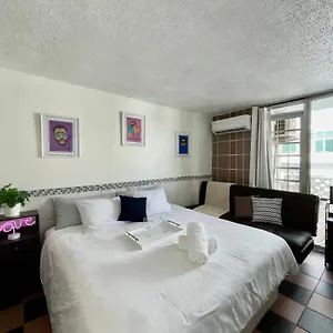 Isla Modern With Pool Apartment